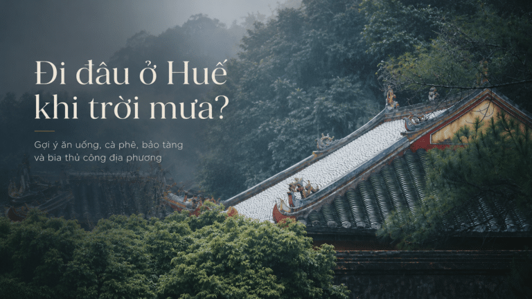Mái ngói cổ giữa cây xanh và mưa, với dòng chữ “Đi đâu ở Huế khi trời mưa?”