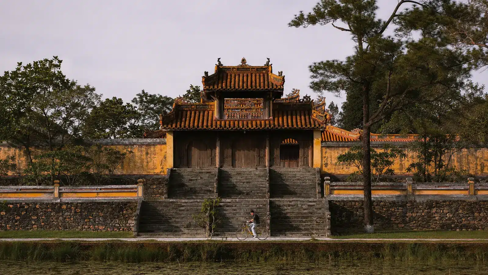 Kiến trúc cổ Lăng Gia Long bên rừng thông