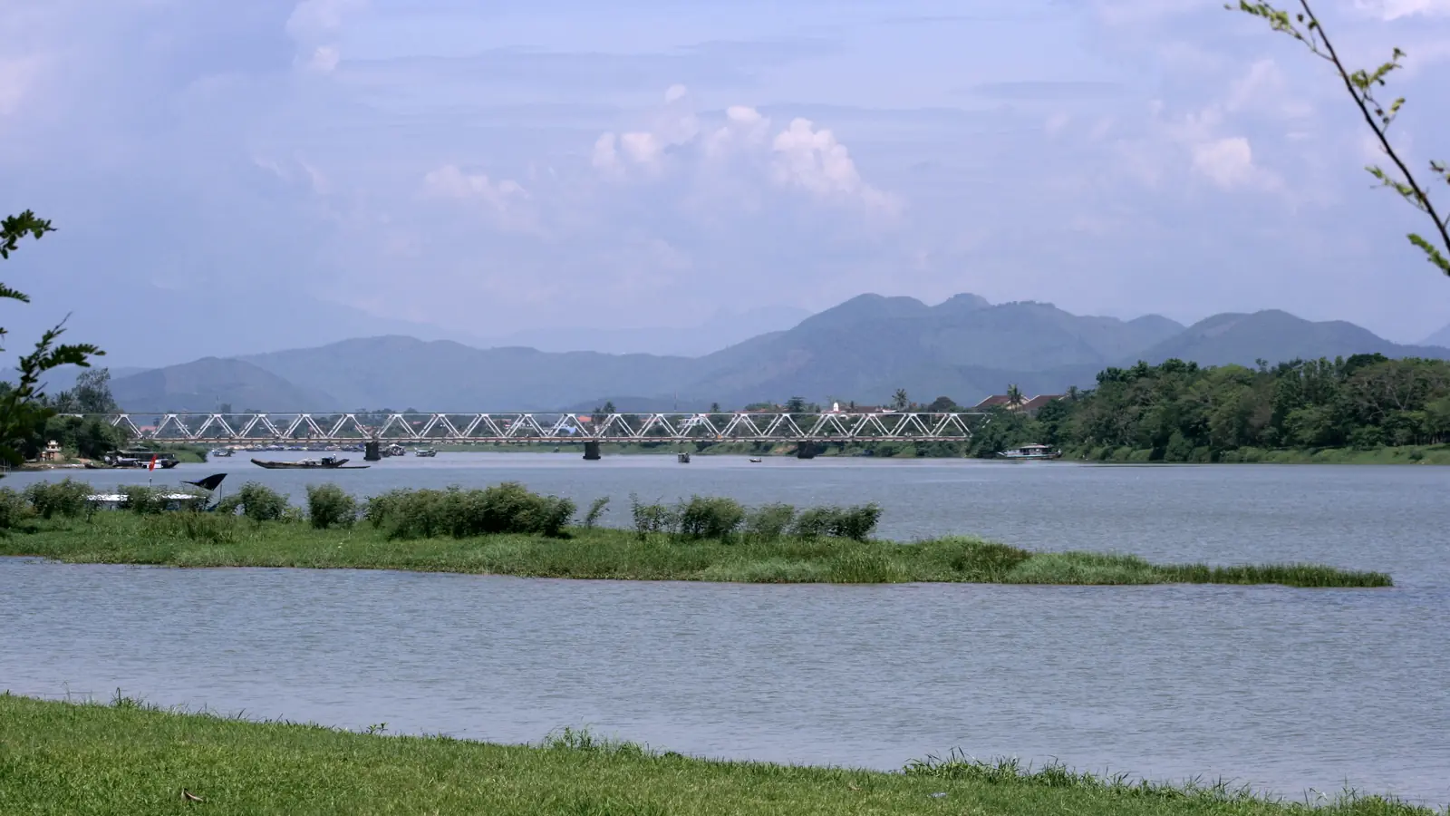 Mặt nước sông Hương, cây xanh và cây cầu ở Huế