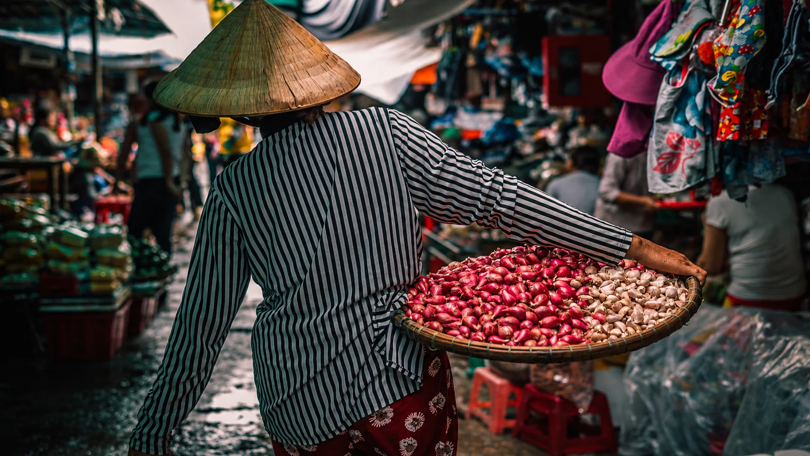 15 món quà lưu niệm đáng mua nhất ở Huế: đặc sản địa phương, quà thủ công và bia thủ công