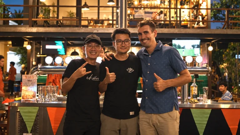 Khách nâng ly tại quầy bia Đông Ba Brewery ở Huế
