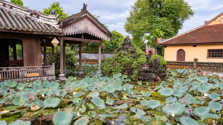 Hồ sen bên kiến trúc truyền thống ở Huế